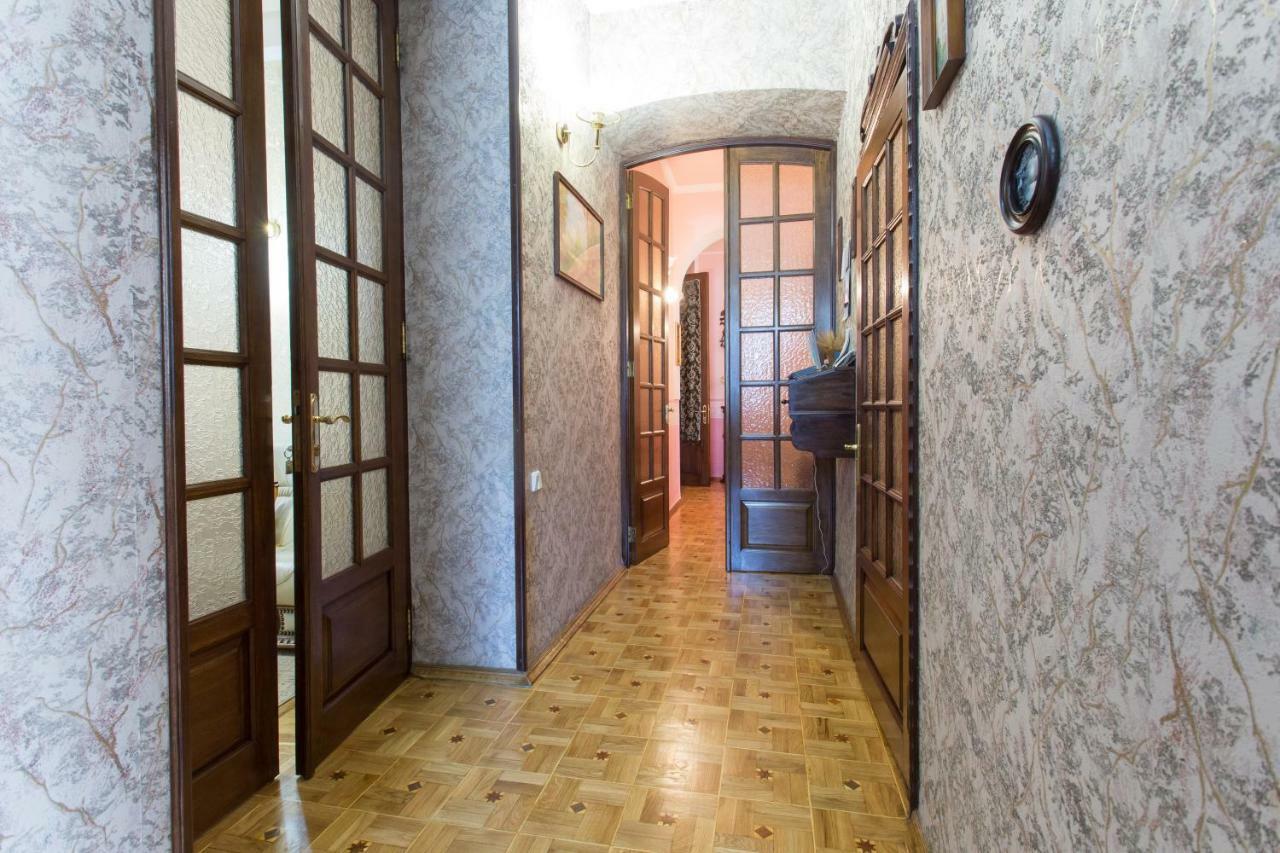 Apartment In The Center Of Kharkov Ngoại thất bức ảnh